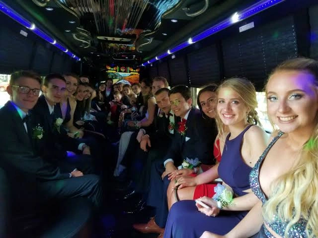 how many people does a party bus hold