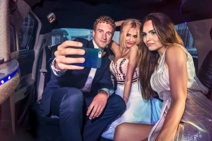 how much is it to hire a limo for prom