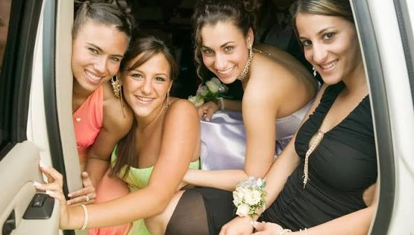 how much is it to hire a limo for prom