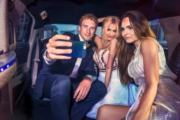 how much is it to hire a limo for prom